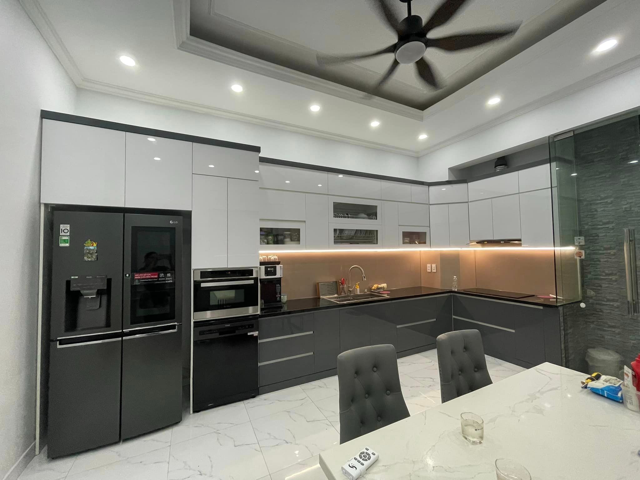 Giá tủ bếp inox cánh kính