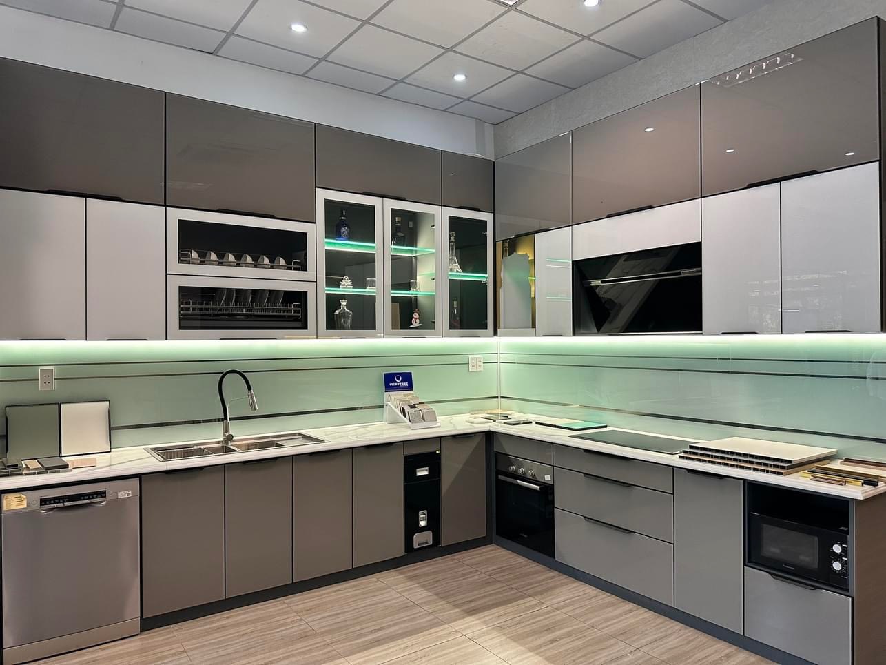 tủ bếp nhôm kính