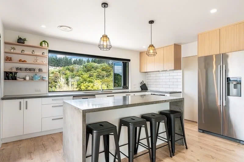 tủ bếp có cửa sổ