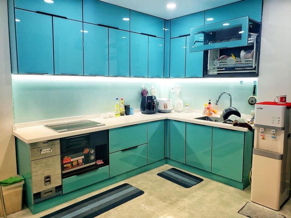 tủ bếp màu xanh