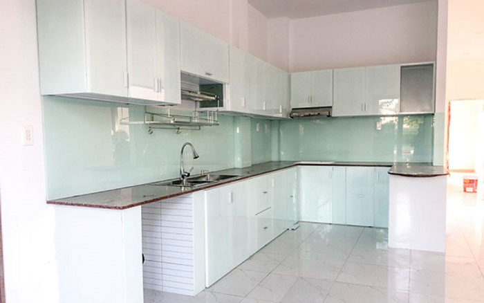 tủ bếp nhôm kính trắng