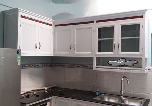 tủ bếp nhôm kính trắng