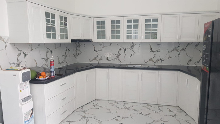 tủ bếp nhôm kính trắng