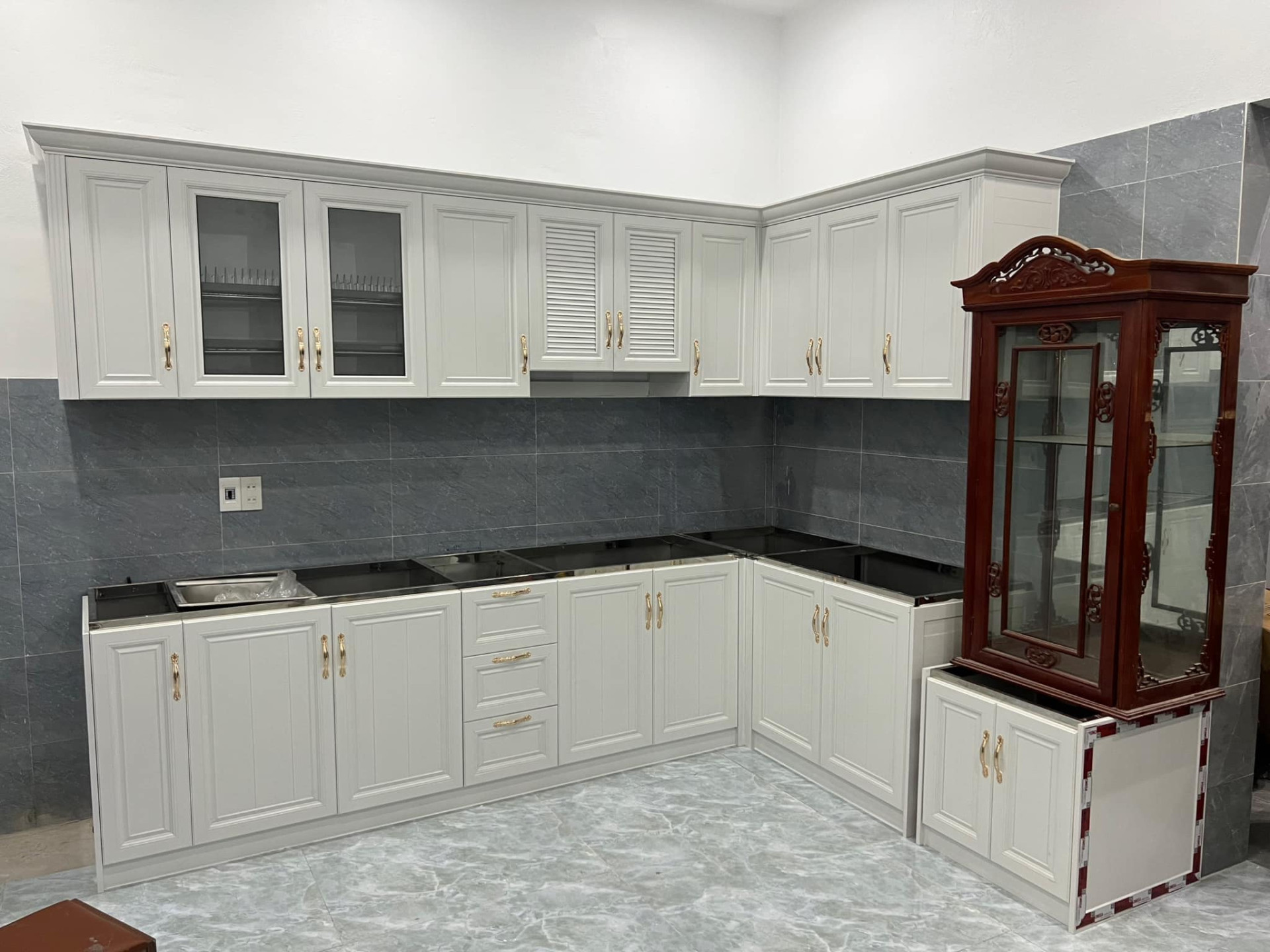 tủ bếp nhôm kính trắng