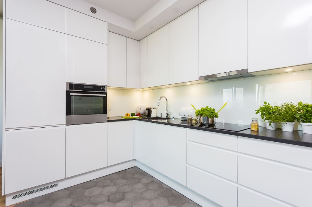 tủ bếp màu trắng