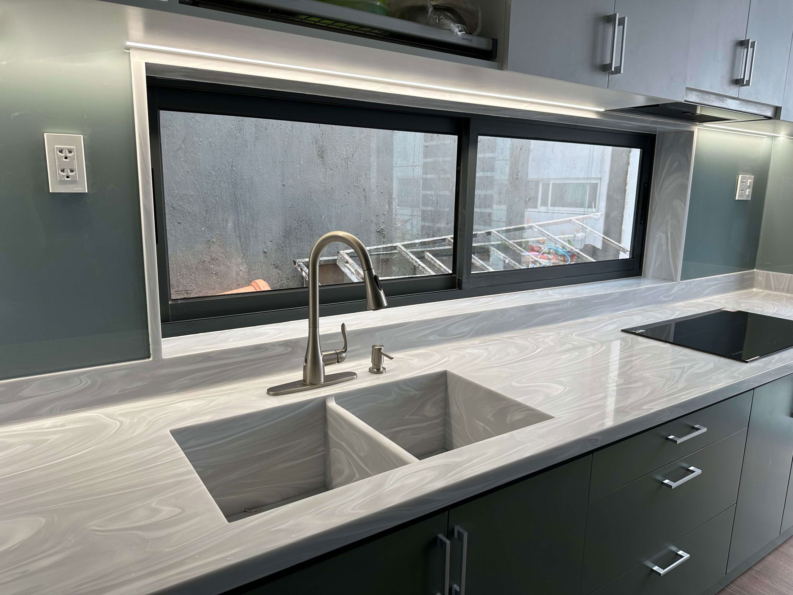 tủ bếp màu xám